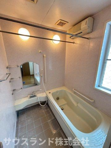 腰掛付きのバスタブ。足を伸ばしてお湯に浸かり、一日の疲れを癒してください。