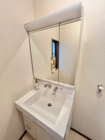 シャワー付の洗面化粧台です。