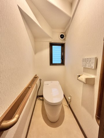 1階トイレ部分。タンクレストイレでスッキリとした空間。