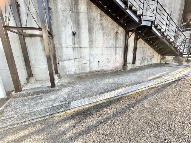 駐車スペース。お車はもちろん、自転車やバイクも駐輪可能です。