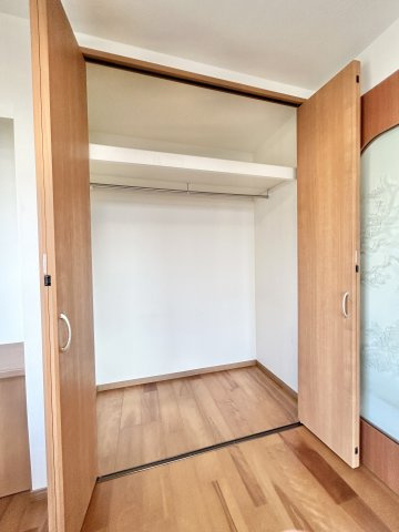 1階洋室のクローゼット。奥行、高さがありたっぷり荷物を収納できます。
