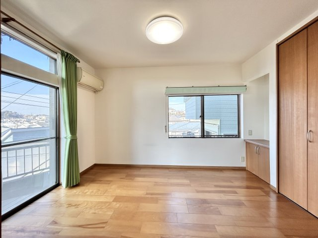 1階洋室6帖。2面採光で明るいお部屋です。