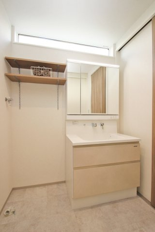 洗面脱衣室の収納は物をサッと取り出せるオープン収納。棚の高さを自在に変えられる◎【プラン例】建物価格1980万円、建物面積101.01？