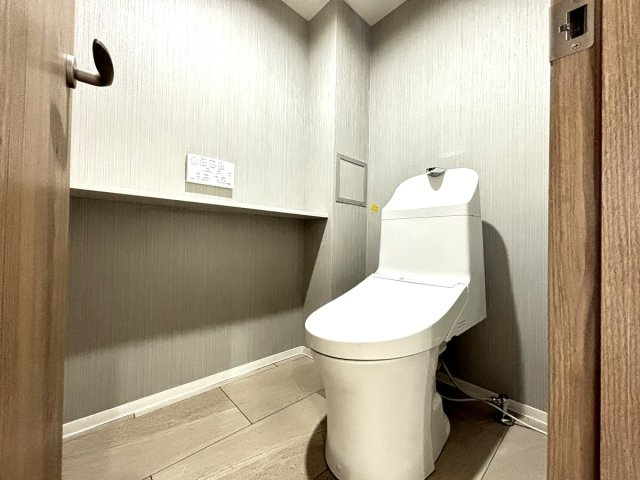 トイレ空間は奥行き・横幅共に広く設計されています！家探しの際にはあまり気にしないかもしれませんが、実生活において、なんだかんだ毎日出入りするのがトイレ！そんなトイレの広さは日々の充実度に直結します！
