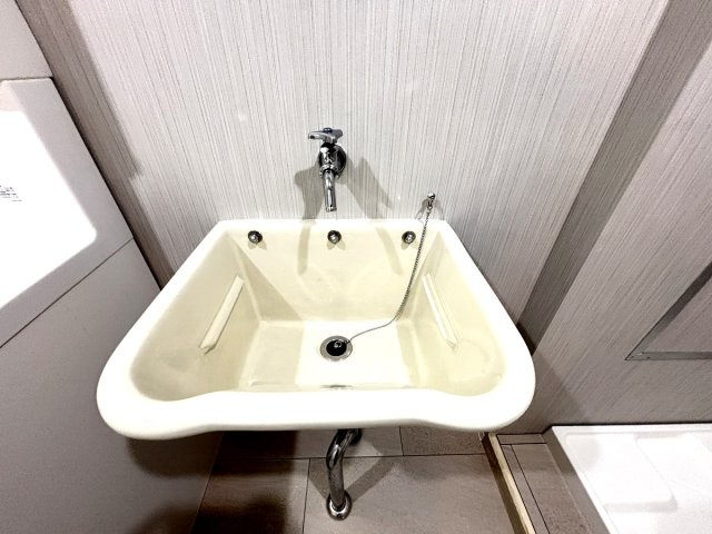 泥汚れ等がある靴等もガシガシ洗える便利なスロップシンク！洗面台では、洗いたくないなと思う物を洗う際に便利です！