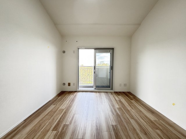 落ち着いた印象の居室空間です！形が綺麗なので家具もレイアウトしやすいです！