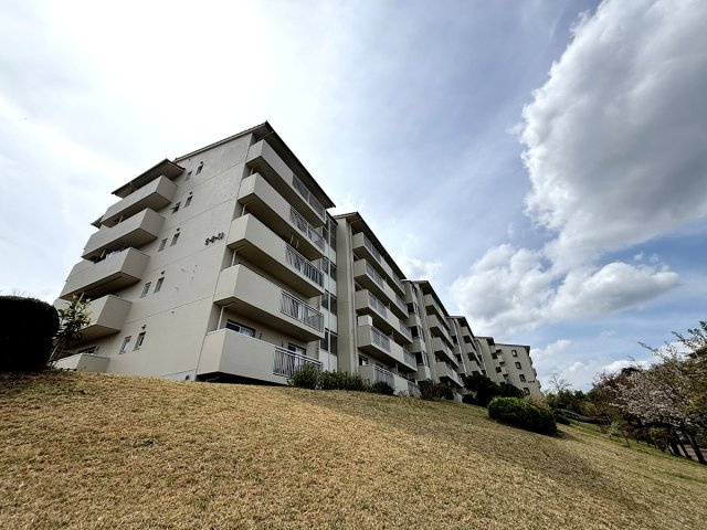 エステート落合の中でも駅寄りの19号棟です！団地内でも北側の棟になる為、北側居室からの眺望がすごく良いです！全窓ペアガラスサッシに更新済！