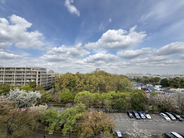 団地内でも北側の棟になります！北側の眺望がすごく綺麗で魅力的なお部屋ですので、是非内見の際には北側の居室からの眺望に注目してみて下さい！！