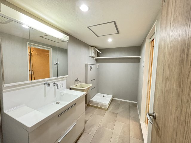 ご覧ください！この洗面室空間の「広さ」、この広さが日常生活でのゆとりになります！複数お子様のいるご家庭にも嬉しい設計かと思います！