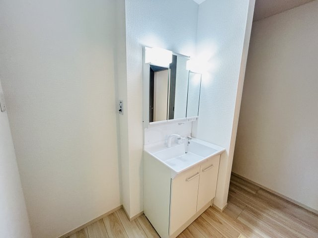 現地写真　シャワー付きの洗面台は忙しい朝でも身支度を整えるのにとても便利◎       　