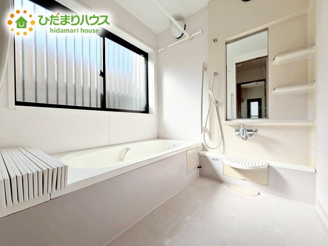 浴室には手すりが付いているので、ご年配の方にも安心です