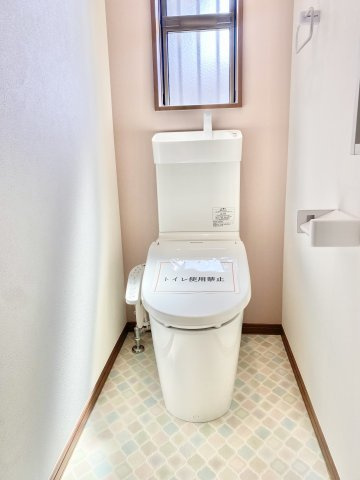 自然光と換気がうれしい、窓付きトイレ
