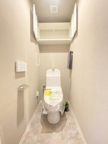 トイレ新品交換済み♪上部には収納もありトイレットペーパーもたくさん収納できそうです♪タオル掛けがあるのもありがたいです♪