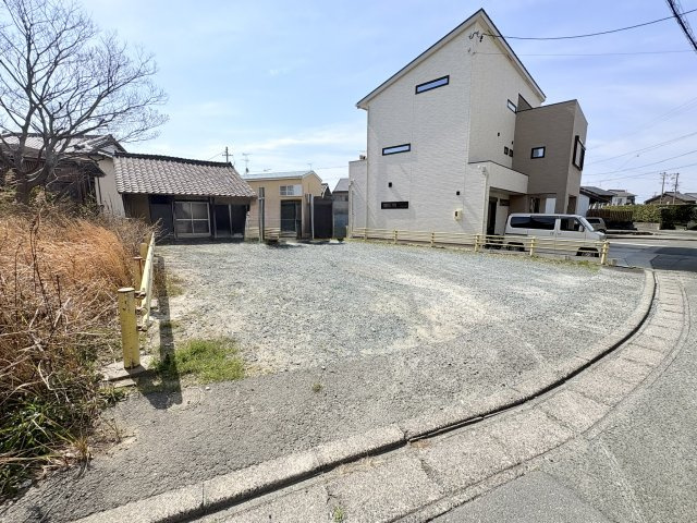 周辺も開けているので風通しや陽当たりも確保しやすい土地です。