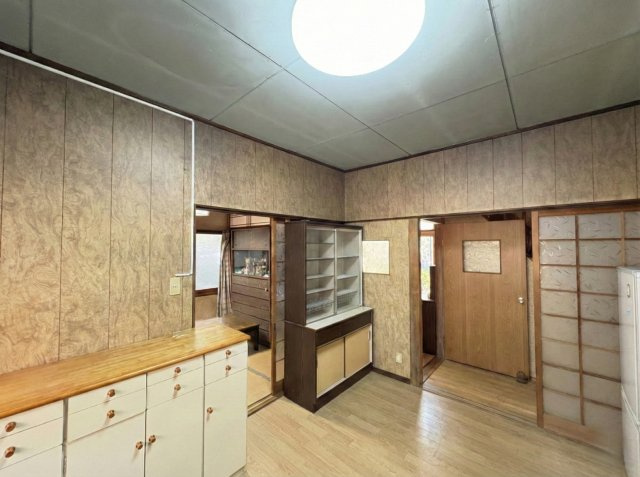 廊下と和室に隣接したダイニングは、家の中心として使いやすい配置。各部屋への動線が良く、家族が自然と集まりやすい空間です。内装を整えれば、明るく開放的なダイニングへとアレンジ可能です。