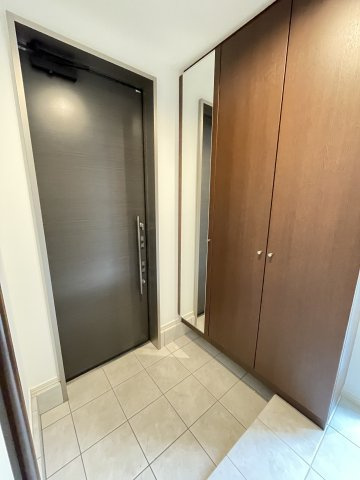 大きな鏡のついた玄関で、お出かけ前の身だしなみチェックもバッチリです。　