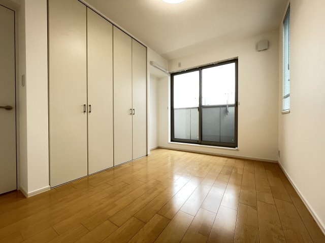 大きな窓がついており、明るい寝室。爽やかな朝を迎えられそう。　