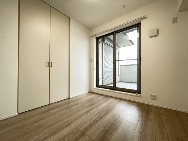 大きな掃き出し窓がついた洋室は、日中は照明がなくても明るく、子ども部屋としてもピッタリ。　