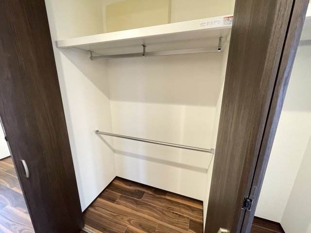広々としたウォークインクローゼット付きで、大小様々な荷物が収納出来ます。　