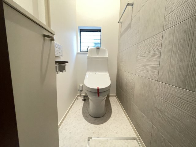 温水洗浄便座付きの清潔感あるトイレは、落ち着いた空間に。　