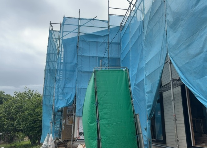 バルコニーは、室外の専用スペースのうち、「屋根がなく開放された空間」であるものを指します。ベランダより広いタイプのものが多く、日当たりもよいため家庭菜園などを楽しみたい人にとって適した環境となります。