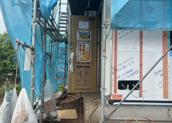 敷地内には、散水栓や立水栓があります。水道水を直接利用できるため、水を運ぶ手間を省くことが出来ます。大量の水を必要とする洗車作業や清掃などに役立ちます。その他設備とあわせて、現地でご確認ください。