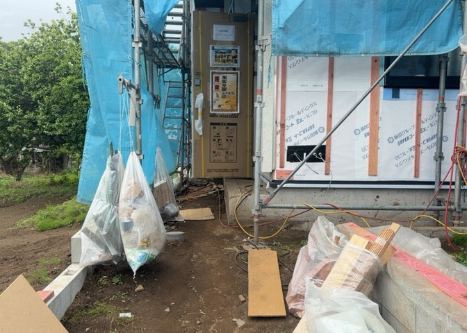 木造住宅とは土台、壁、柱など建築物の強度を支える構造体の材に木が使用されている構造を指します。構造体は建物の自重を支えるだけではなく風圧や水圧、積裁荷重などあらゆる衝撃に耐えるための基礎です。