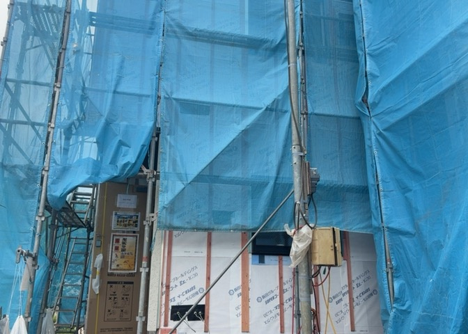 ベタ基礎とは、柱の位置に関係なく全体に基礎がある事を指し、面積が大きい分建物の重さを全体に分散できます。また、地面からの湿気や害虫を遮断でき、木造住宅で心配されるシロアリ被害を防ぐ効果も期待できます。