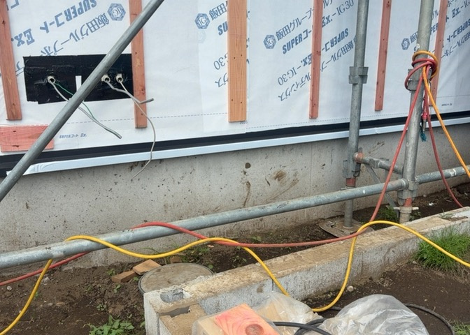基礎パッキング工法とは、床下の換気確保のため基礎と土台の間に緩衝材を挟み込む工法です。土台の下に数十センチの間隔で設置されるため、全体的な隙間が生まれます。床下換気口に比べて高い通気性が確保されます。