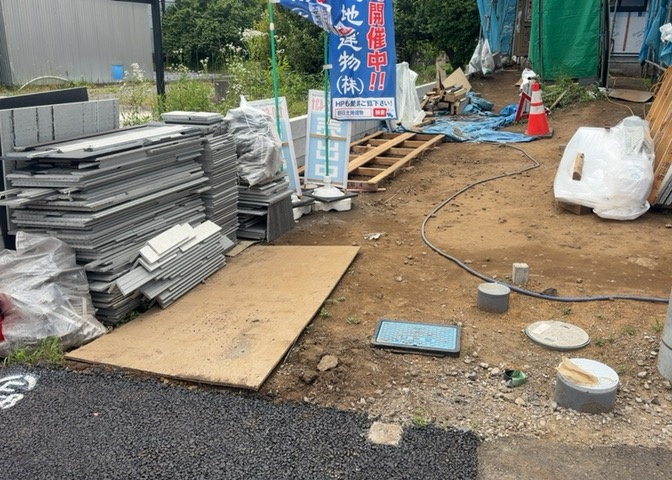 道幅が狭い場所は比較的土地の値段が低いことが多く、また交通量が少ないため騒音が少なく静かな環境で過ごせます。また、小さいお子様がいるご家庭も安心です。一方で車の駐車が難しいというデメリットもあります。