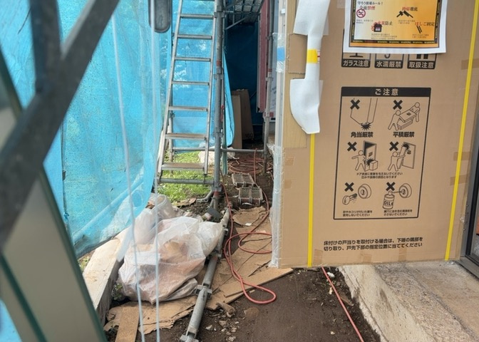 道幅が広い場所は日当たりや風通が良好です。幅が広いのですれ違いも可能ですし大きな車でも駐車可能！一方で、大型車が通ることも多くなるため交通量の増加により騒音に繋がります。また土地の値段が高くなります。