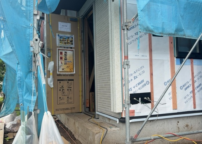 玄関ポーチにおいて最も重視すべきと言っても良いのが広さです。適切な広さの玄関ポーチでないと外見的なバランスは崩れてしまいますし、何より使いにくくなってしまいますので、現地で実際に下見をしてみましょう！