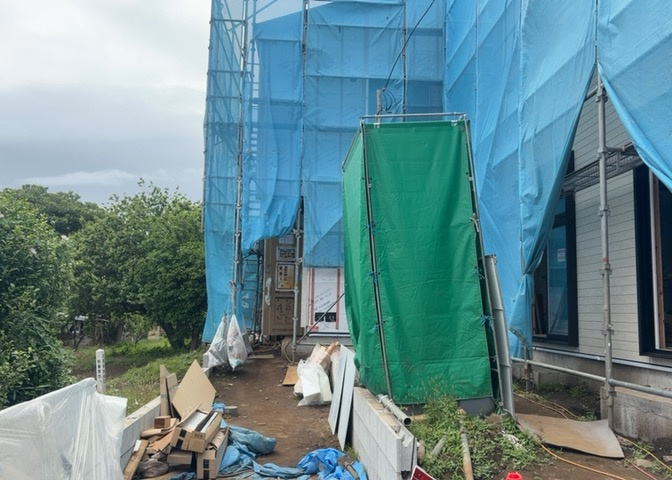 住宅用の土地では前面道路に2m以上接していなければならないと法律で定められています。しかし、お持ちの車のサイズやライフスタイルなどにより、2mでは利便が悪い場合もございますので、事前に確認しましょう。