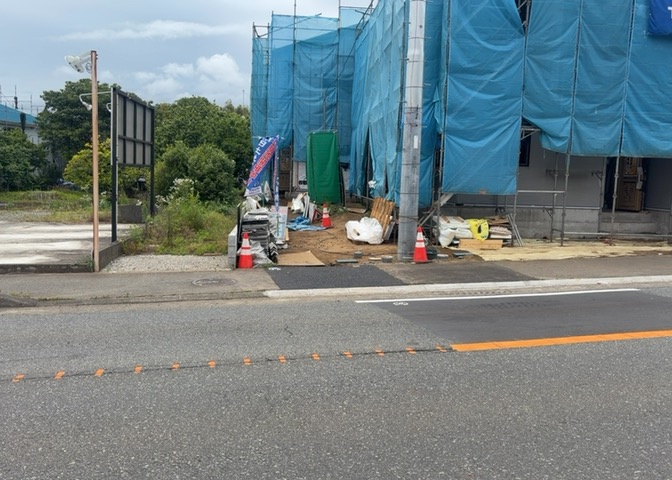 お持ちの車種によっては前面道路が広い方が便利でしょう。しかし、前面道路が広ければその分交通量が多くなるため、騒音などが気になる場合があります。実際に現地を見学し、周辺交通量や騒音などを確認しましょう！