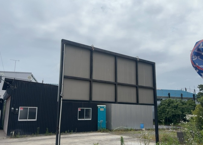 眺望を気にして物件を探す場合、前面に建物が建っていないか現地で確認しましょう！前面に建物があると景色はもちろん、日当たりや風通しにも影響が出てきます。住んだ時のことを想像しながら現地見学をしましょう。