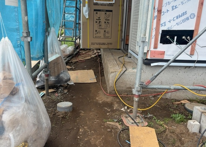 玄関は家の顔でもあり、家族以外の目にも止まる場所です。玄関は外との間を仕切る扉、靴などをしまっておく収納スペース、靴脱ぎのたたきスペース、来客とのやり取りをするドアホンなど複数のアイテムからなります。