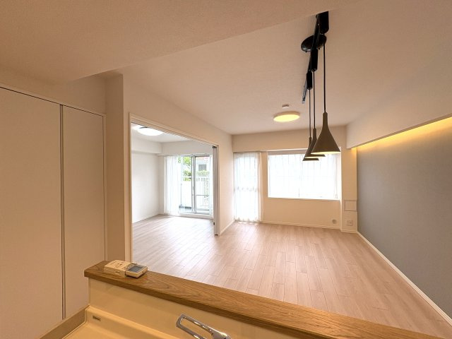 キッチンからは隣の洋室も見渡せるので、お子様がお昼寝の際にも安心◎