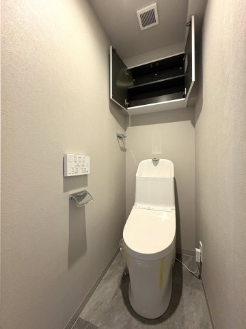 背面に収納棚を設置したトイレは、収納力も◎お掃除グッズもスッキリと仕舞えそう♪