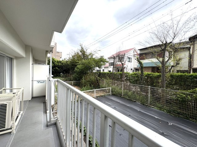 広々としたバルコニーは風通しが良く、洗濯物も喜びそう♪
