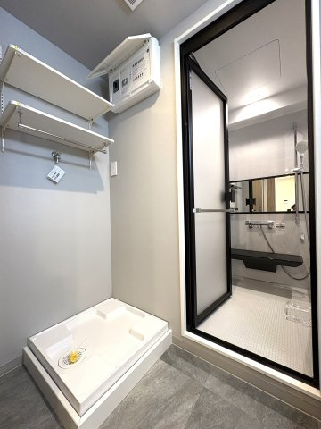 洗濯機置き場には水漏れ防止の洗濯パン付き♪上部には可動式棚を設置して収納力をアップ♪