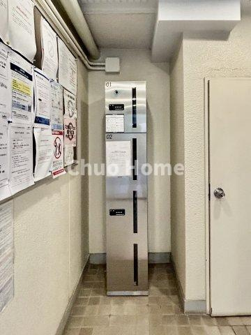 【宅配ボックス】在宅時・不在時に関わらず、居住者の代わりに非対面で宅配物を受け取ってくれる便利な設備です。わかりやすくご説明致しますので見学時にはお部屋だけではなく共用部分もぜひチェックしてください。