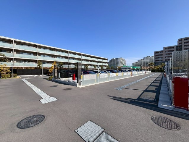 大型の機械式駐車場（地下1階2階空き有り。月額8、000円～。サイズは、全長5、300mm、全幅1、950mm、前高1、750mm、重量2、300kg以下。）。機械式上段及び平面駐車場は募集時に抽選。