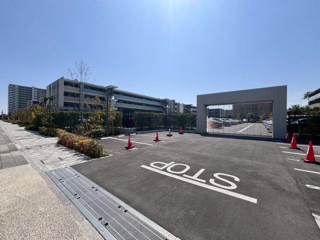 敷地北東側に面した第二の駐車場出入口。シャッター外に来客用駐車場有り（8：00～20：00は100　円/1時間。20:00～翌8:00は1、000円/1回））。