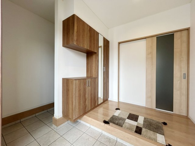 ■玄関｜収納豊富な玄関♪全身ミラー付き収納もあり、お出かけ前の身だしなみチェックもバッチリです！