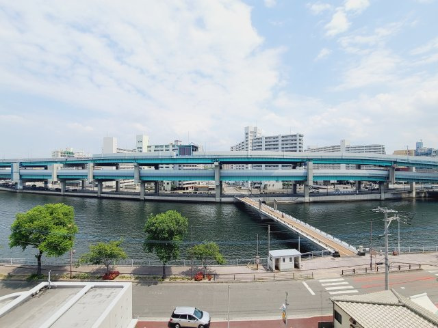 〇開放的な眺望です。川面に映る空や建物の景色、季節によって表情を変える水辺の風景など、自然の移ろいを楽しむことができます。