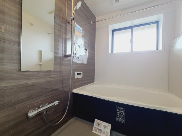 【新品】オートバス機能でお好みの湯量・温度に調整された浴槽が外での一日を忘れさせてくれる。