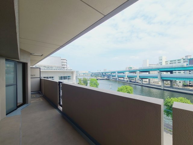 〇気持ちのいい空が見渡せる広いバルコニー。爽やかな風を感じて、心躍る素敵な暮らしがはじまります。