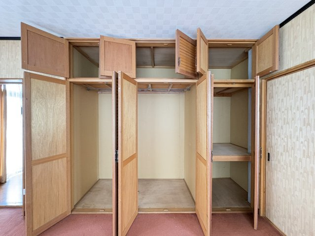 大容量の収納スペースが確保されており、衣類や荷物をしっかり整理できます。上下に分かれた収納で使い分けもしやすく、居室をすっきりと保てます。収納力の高さはファミリー世帯にも嬉しいポイントです。