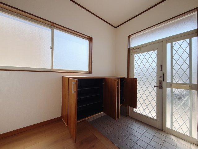 ■玄関｜毎日の「いってらっしゃい」や「お帰りなさい」を大切なご家族と過ごす玄関は〈使いやすさ〉を追求しております。玄関横の物入は急な来客時でもさっとお片付けできるスペースを確保しています。