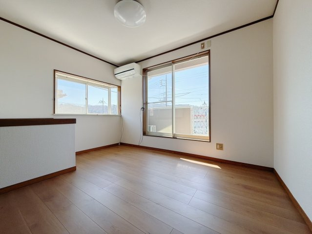 ■2階洋室｜2階洋室には大きな窓をご用意しています。日中はあたたかな日差し差し込み自分時間も充実できますね＾＾